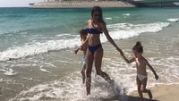 Saat Aleksandra Matic bersama dua buah hatinya kala liburan di Pantai Jumeirah, Dubai (maticaleksandra/Instagram)