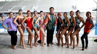 Dalam tinjauannya, Selasa (6/3/2018) pagi, Menpora mengecek sekaligus mendengar masukan dari para atlet polo dan renang indang di cabang akuatik. Dok. Kemenpora.