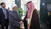 Imam Besar Masjid Al-Azhar Kairo, Sheikh Ahmed Mohamed el-Tayeb menyambut hangat MBS dengan jabat tangan. Foto: The Egyptian Presidency/Handout via REUTERS