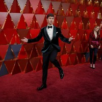 Jujur, tidak punya ide kenapa Ansel Elgort bergaya seperti anak kecil yang kegirangan.  Foto: Getty Images