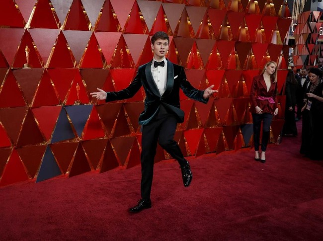 Jujur, tidak punya ide kenapa Ansel Elgort bergaya seperti anak kecil yang kegirangan.  Foto: Getty Images