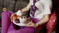 Lagi galau, jadi makan yang manis-manis. Ada maccaron, cupcake, donat, dan secangkir cokelat. Foto: Instagram @sweetminidollhouse