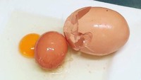 Setelah dipecahkan, ditemukan ada telur kedua yang berukuran lebih kecil di dalam telur raksasa itu. Foto: Facebook/Stockmans Eggs