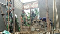 Tentara bekerja siang malam menyelesaikan bedah rumah itu.