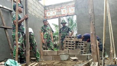Foto: Siang Malam TNI Bedah Rumah Reyot di Pusat Kota Palembang