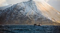 Secara khusus fotografer Corey Arnold mengabadikan proses pemancingan kepiting raja Alaska. Ia ikut berlayar bersama nelayan kepiting di lautan berbahaya, Bering Sea. Foto: Corey Arnold