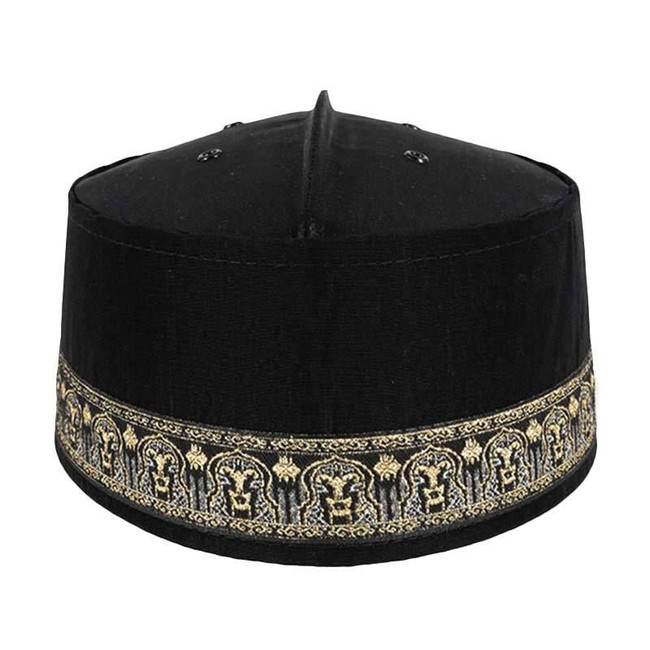 Kopiah merupakan istilah lain dari peci, yaitu aksesori seperti topi yang digunakan untuk beribadah bagi pria muslim. Topi seperti ini berasal dari kebudayaan orang Turki dan Maroko. Biasanya orang Indonesia memakai kopiah saat salat di masjid. Foto: Blibli