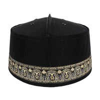 Kopiah merupakan istilah lain dari peci, yaitu aksesori seperti topi yang digunakan untuk beribadah bagi pria muslim. Topi seperti ini berasal dari kebudayaan orang Turki dan Maroko. Biasanya orang Indonesia memakai kopiah saat salat di masjid. Foto: Blibli