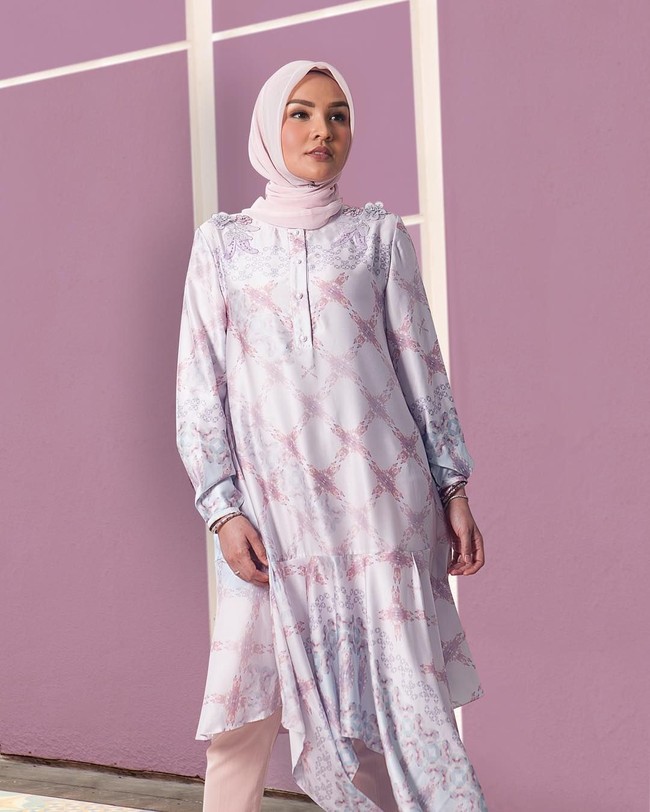 Istilah tunik tidak berasal dari Timur Tengah seperti busana muslim pada umumnya. Tunik menyerap kata tunic dari bahasa Inggris yang berarti pakaian longgar yang panjangnya sampai lutut. Di Indonesia istilah tunik dipakai untuk menyebut baju atasan yang panjangnya mencapai lutut kaki. Foto: Ria Miranda