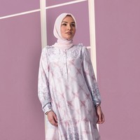Istilah tunik tidak berasal dari Timur Tengah seperti busana muslim pada umumnya. Tunik menyerap kata tunic dari bahasa Inggris yang berarti pakaian longgar yang panjangnya sampai lutut. Di Indonesia istilah tunik dipakai untuk menyebut baju atasan yang panjangnya mencapai lutut kaki. Foto: Ria Miranda