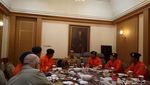 Momen Anies Menjamu Petugas Damkar DKI Makan Siang