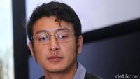 Kekasih Nadine Chandrawinata itupin berusaha menghindari awak media. Pool/Ismail/detikFoto.