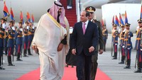 Usai dari Inggris, Mohammed Salman berkunjung ke Mesir dan bertemu Presiden Mesir Abdel Fattah Al-Sisi.  (Foto: The Egyptian Presidency/Handout via REUTERS)