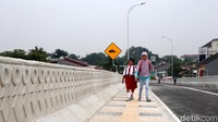 Warga saat melintas di pedestrian flyover.