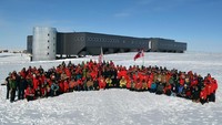 Yang boleh datang ke Amundsen-Scott South Pole Station, hanyalah para peneliti yang sudah diseleksi khusus (Amundsen-Scott South Pole Station/Facebook)