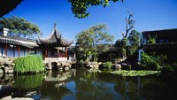 Suzhou di China dikenal dengan julukan Venesia dari timur. Kota ini memiliki banyak kanal-kanal dengan taman yang indah. Terdaapt 19 taman yang dibuka untuk umum dengan masing-masing kolam dan sungai yang dibentuk zigzag nan cantik. (Thinkstock)