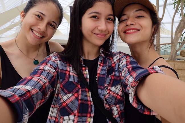 Keduanya sama cantiknya seperti sang kakak yang merupakan presenter dan pemain film. Foto: Instagram Putri/Selly/Sitha Marino