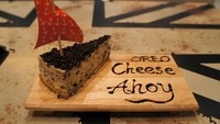 Jika berkunjung ke sini, jangan lupa coba manisnya sepotong Oreo Chee Cake. Dihiasi bendera lambang jangkar kapal yang manis. Foto: Istimewa
