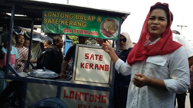 Puti juga sempat mencicipi lontong balap