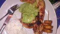 Ayam bakar dipadu dengan saus hijau yang gurih creamy. Kira-kira makanan apa ya? Foto: Instagram @ayanggkahiyang