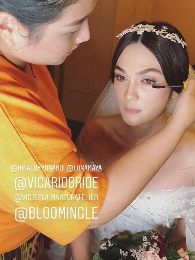 Penampilannya tersebut banyak mendapat pujian netizen. Banyak netizen yang bertanya-tanya dengan contact lense yang dipakai Luna. Sang makeup artist menjelaskan bahwa bola mata Luna memang sudah cantik alami berwarna olive.  Foto: Instagram