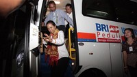 Bentuk kepeduliannya dengan memberikan bantuan alat Penunjang Pendidikan berupa Bus Kampus kepada Universitas Nusa Cendana Kupang dan bantuan beasiswa pendidikan pada masyarakat NTT dan Larantuka guna meningkatkan kualitas pendidikan di Indonesia. Foto: dok. BRI