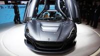 Tak cuma soal angka-angka kecepatan, mobil juga memiliki fitur robot, atau otonom level 4. Itu artinya mobil bisa dikendarai oleh manusia atau sepenuhnya melepaskan kontrol ke komputer sehingga manusia tak perlu lagi berada di belakang setir. Foto: Geneva Motor Show