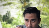 Meski sudah memiliki tiga anak, Darius masih terlihat awet muda yaa. Lihat nih, gaya Darius ketika sedang menikmati secangkir kopi. Foto: Instagram @darius_sinathrya