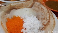 Yang patut dicoba saat sarapan adalah apem. Mirip apem di Indonesia, kue ini dibuat dari tepung beras. Pendampingnya gula perang atau gula pasir warna oranye dan parutan kelapa. Foto: dok. detikFood