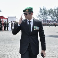 AHY kembali tampil gagah dan bersahaja dengan setelan jas, dan kacamata aviator kesayangannya di peringatan Tentara Nasional Indonesia ke-72, Pelabuhan Merak Banten. Salam komando! Foto: Instagram