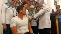 Foto: Dinas Kesehatan DKI Jakarta awalnya akan menggelar suntik vaksin difteri tahap dua ini di ruang TPUT. Namun, dipindah ke Balairung, tempat Sandiaga menjalani sesi wawancara dengan wartawan. Di sini aja (Balairung), kata Sandi di Balairung, Balai Kota, Jalan Medan Merdeka Selatan, Jakarta Pusat, Rabu (7/3/2018).Fotografer: Indra Komara/detikcom