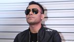 Penampilan Judika dengan Kacamata Hitam