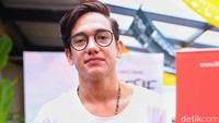 Adipati Dolken kabarnya juga dilirik. Tapi karena Pidi Baiq adalah sutradara yang begitu selektif, nama Adipati tergeser sampai akhirnya Iqbaal yang menjadi Dilan. Saat ini film Dilan 1990 masih tayang di bioskop.  Foto: Ismail/detikHOT
