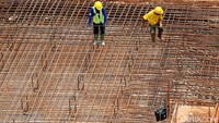 Sebagian pekerja membuat rangka bangunan tol Desari.