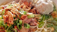 Mie ayam unggahan @colision pasti menggoda Anda. Bagaimana tidak, mie lembut dengan cincangan daging ayam dan bakso plus taburan irisan daun bawang dan bawang goreng. Sedap! Foto: Istimewa