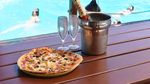 Lihat Kerennya Resto Pizza yang Mengambang di Tengah Lautan Pasifik Ini!