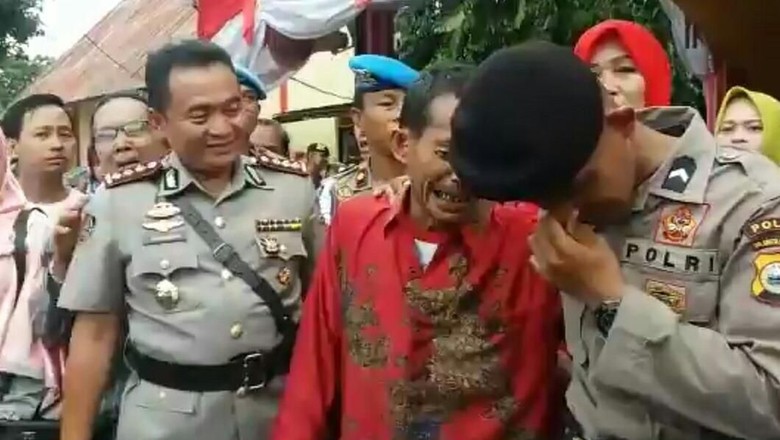 Cium Kaki Ayah, Ini Kisah Haru Anak Kuli Bangunan Jadi Polisi Cium Kaki Ayah, Ini Kisah Haru Anak Kuli Bangunan Jadi Polisi