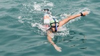 Serda Archia Febra Novera mengikuti lomba renang Selat Sunda pada akhir pekan lalu. Lomba ini menempuh jarak sejauh 39 kilometer. (Foto: Instagram archiafebra)