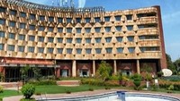Foto: Berada dekat dengan Gandhi International Airport, Centaur Hotel di New Delhi masih cukup ramai tamu. Namun menurut para pengunjung dalam review Tripadvisor menyebutkan, kalau hotel ini punya kamar mandi yang kotor, handuk dengan noda darah dan air yang berwarna coklat. (dok Centaur Hotel)