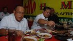 Suka Sate dan Nasi Kuning, Ini Momen Asyik Prabowo Subianto Nikmati Makanan