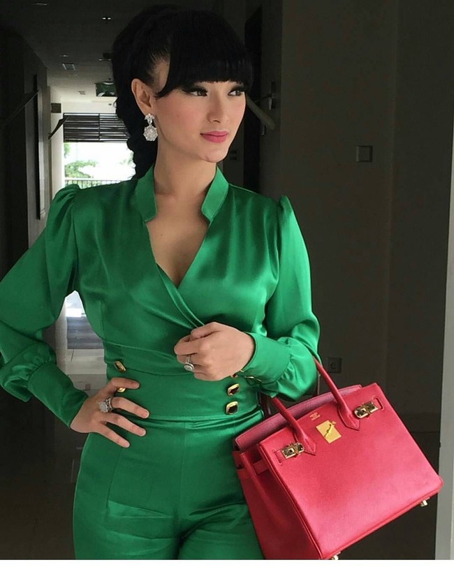 Zaskia Gotik yang pernah tertipu beli tas Hermes palsu terlihat bergaya membawa Hermes Birkin seharga Rp 250 jutaan. Foto: Instagram