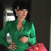 Zaskia Gotik yang pernah tertipu beli tas Hermes palsu terlihat bergaya membawa Hermes Birkin seharga Rp 250 jutaan. Foto: Instagram