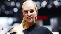 Beginilah senyum manis yang dilemparkan oleh para SPG cantik itu. Foto: dok. geneva motor show