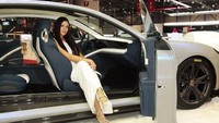Seorang model pun berpose diantara dan di dalam mobil yang dijajakan disana. Foto: dok. geneva motor show