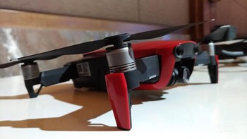 DJI Mavic Air bisa terbang di ketinggian 5.000 meter dengan kecepatan 22 mph (36 kph). Drone ini bisa terbang dengan durasi 21 menit. (Foto: detikINET/Moch Prima Fauzi)