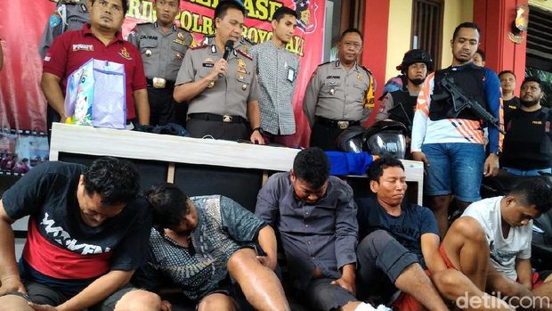 Empat dari 5 anggota komplotan pencurian bermodus petugas PLN gadungan ditembak polisi. 