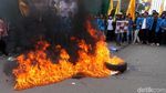 Bakar Ban Bekas Warnai Demo Tolak UU MD3