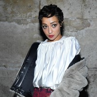 Nomine aktris terbaik Oscars 2017 Ruth Negga menunjukkan sisi modisnya dengan atasan ruffle yang dibungkus jaket berbulu dengan jeans berwarna merah.  Foto: Getty Images