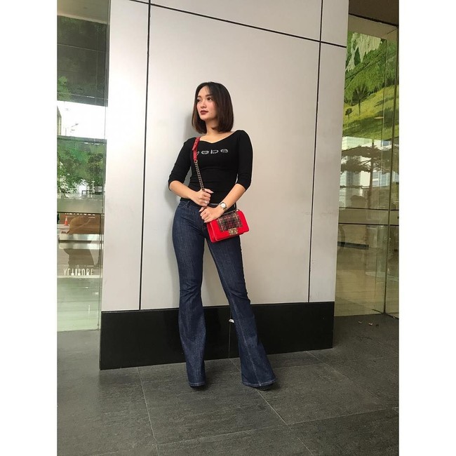 Zaskia Gotik bergaya #ootd membawa Chanel Boy Bag yang di situs tradsey dijual seharga US$ 2.499. Foto: Instagram