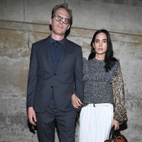 Sejoli Hollywood Paul Bettany dan Jennifer Connelly ikut menyambangi acara bertaburan ini.  Keduanya kompak dengan busana  bernuansa keabuan. Foto: Getty Images